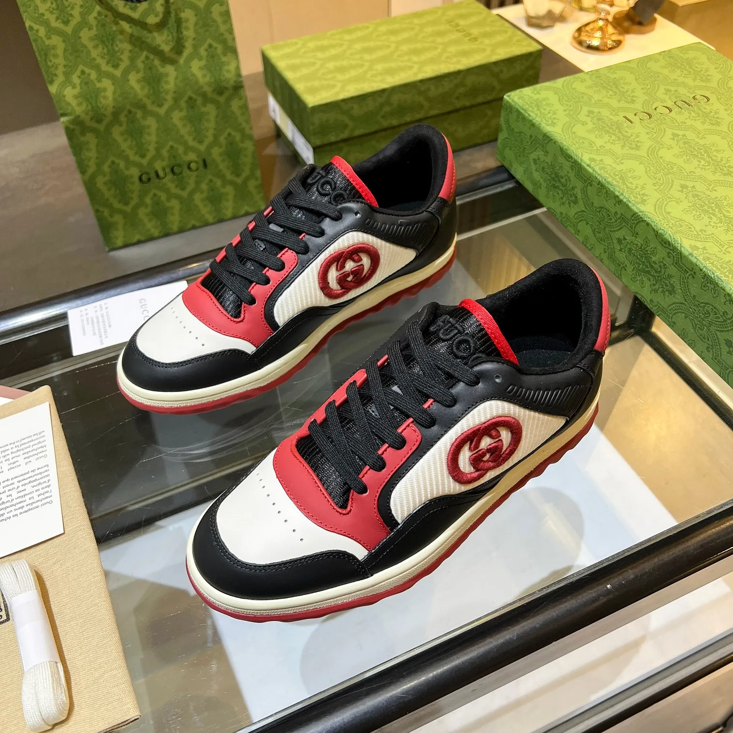 👟👟Ex-factory price 520👟👟 Top version, full styling effect, instant sales of the common practice of soft treading in the market, 💣💣💣Gucci2023 early spring Gucci G home latest hot style MAC80 sports shoes couple style casual retro distressed dirty shoes small dirty shoes small white shoes🌸🌸🌸 original purchase and development Production Gucci MAC80 new hot-selling series. The exquisite and compact interlocking double G logo romantically interprets the aesthetic concept of this series. Made of off-white leather, ▪️Material: original customized imported first-layer cowhide ▪️Inner lining: original customized imported breathable mesh ▪️Outsole: original molded two-color TPU outsole ▪️Sole thickness: 3CM ▪️Size: women's 35-40 / men's 39-45